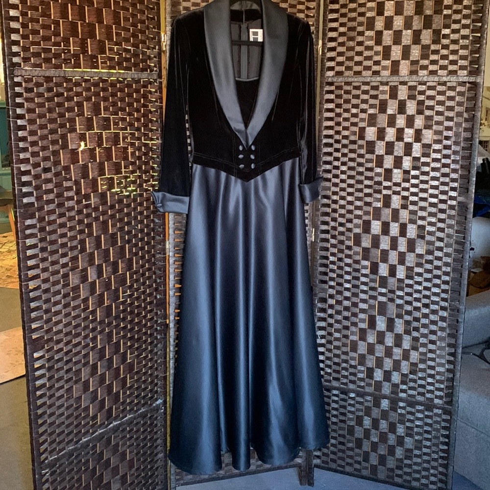 Rare vintage  Tadashii evening gown in velvet in satin. Vintage U.S. 10 U.K. 12